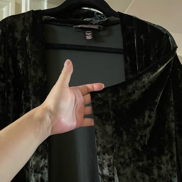 2/$30 Victoria’s Secret Black Velour Capsleeve Robe, Sz XS/S - Picture 6 of 11